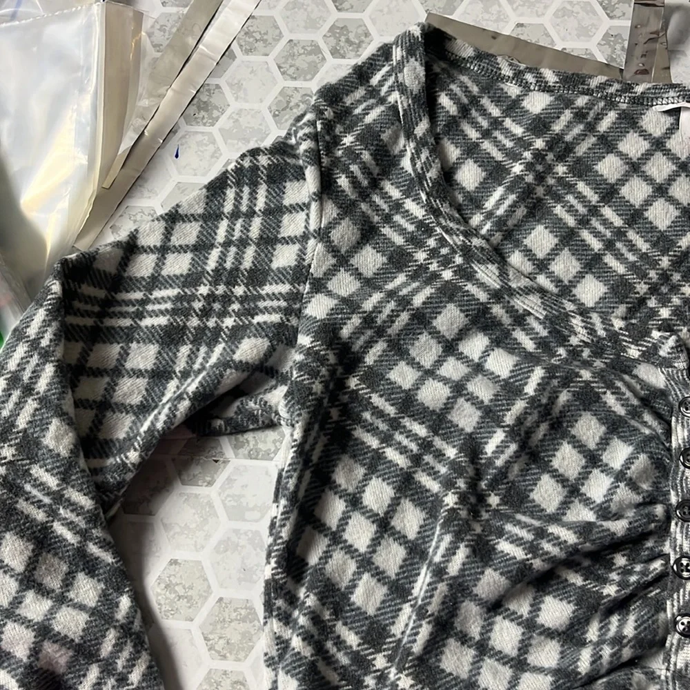 Colsie Large Gray White Fleece Patterned Cropped long Sleeve Pajama Shirt